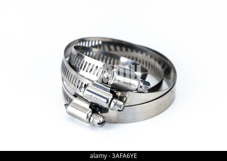Colliers de serrage en acier inoxydable : les colliers de serrage en acier inoxydable 304 durables et antirouille sont essentiels pour fixer les tuyaux, les flexibles et d'autres composants. Le desi Banque D'Images