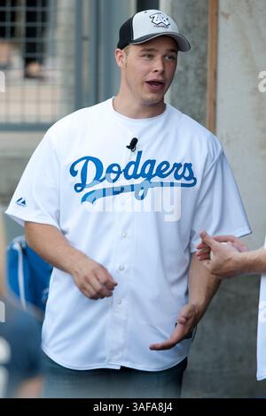 09 juillet 2010 - Los Angeles, Californie, États-Unis - 9 juillet 2010 : le joueur des Los Angeles Kings, Dustin Brown, était présent pour lancer le premier terrain au Dodger Stadium. Les Los Angeles Dodgers ont battu les Chicago Cubs, 9-7 ans, au Dodger Stadium de Los Angeles, Californie (crédit image : SGM/ZUMAPRESS.com) Banque D'Images