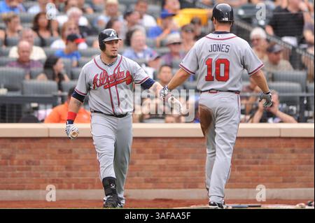 10 juillet 2010 - Flushing, N. Y, États-Unis d'Amérique - 10 juillet 2010 : le troisième joueur de base des Atlanta Braves Chipper Jones (10) célèbre avoir marqué une course avec le joueur de gauche Eric Hinske (image crédit : SGM/ZUMAPRESS.com) Banque D'Images