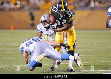 14 août 2010 - Pittsburgh, PENNSYLVANNIA, États-Unis d'Amérique - 14 août 2010 : ISAAC REDMAN (33) des Pittsburgh Steelers repousse le linebacker des Detroit Lions, ZACK FOLLETT (49) de côté comme le corner back des Detroit Lions CHRIS HOUSTON (image de crédit : SGM/ZUMAPRESS.com) Banque D'Images