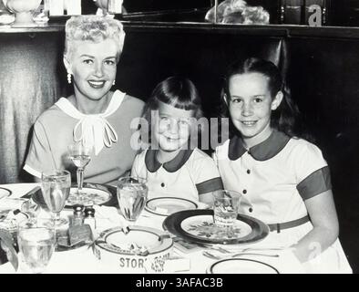 01 juin 1953 ; Hollywood, Californie, États-Unis ; 1953, PHOTO : BETTY GRABLE, FAMILLES (RÉEL). (Crédit image : Austral/ZUMAPRESS.com) Banque D'Images