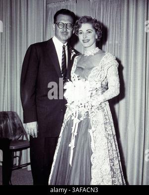 01 juin 1953 ; Hollywood, Californie, États-Unis ; 1953, PHOTO : PAUL CLEMENS, VÊTEMENTS, ELEANOR PARKER, MARIAGE, ROBE DE MARIÉE.. (Crédit image : Austral/ZUMAPRESS.com) Banque D'Images