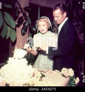 01 juin 1953 ; Hollywood, Californie, États-Unis ; 1953, PHOTO : MANGER, PAT NERNEY, JANE POWELL, MARIAGE, GÂTEAU DE MARIAGE.. (Crédit image : Austral/ZUMAPRESS.com) Banque D'Images