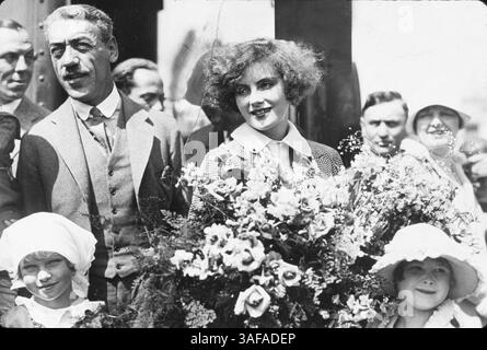 01 juin 1925 ; Hollywood, Californie, États-Unis ; 1925, PHOTO : ARRIVÉE, GRETA GARBO, MAURITZ STILLER.. (Crédit image : Austral/ZUMAPRESS.com) Banque D'Images