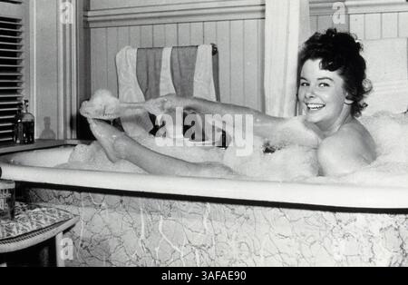 01 juin 1953 ; Hollywood, Californie, États-Unis ; 1953, STUDIO : FOX, PHOTO : AUDREY DALTON, BAIGNOIRES/DOUCHES, BAIGNOIRE.. (Crédit image : Austral/ZUMAPRESS.com) Banque D'Images