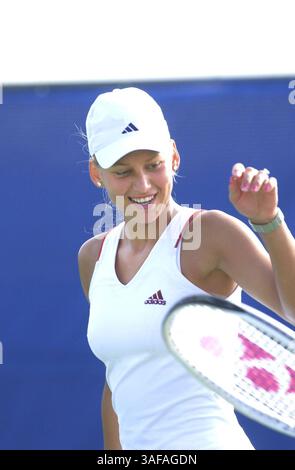02 août 2001 ; Carlsbad, Californie, États-Unis ; la star du tennis ANNA KOURNIKOVA en double action avec MARTINA HINGIS. Kournikova/Hingis a gagné 6-3, 7-6(1) sur Fusai/Grande en 2e tour à Acura Classic, jusqu'au 5 août. (Crédit image : Tom Theobald/ZUMAPRESS.com) Banque D'Images