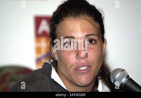 31 juillet 2001 ; Carlsbad, CA, États-Unis ; la pro de tennis américaine JENNIFER CAPRIATI répond lors d'une interview à la presse après son premier match depuis Wimbledon. Capriati a gagné 6-1, 6-1 sur Shinobu Asagoe @ Acura Classic.. (Crédit image : Tom Theobald/ZUMAPRESS.com) Banque D'Images