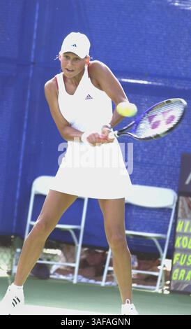 02 août 2001 ; Carlsbad, Californie, États-Unis ; la star du tennis ANNA KOURNIKOVA en double action avec MARTINA HINGIS. Kournikova/Hingis a gagné 6-3, 7-6(1) sur Fusai/Grande en 2e tour à Acura Classic, jusqu'au 5 août. (Crédit image : Tom Theobald/ZUMAPRESS.com) Banque D'Images