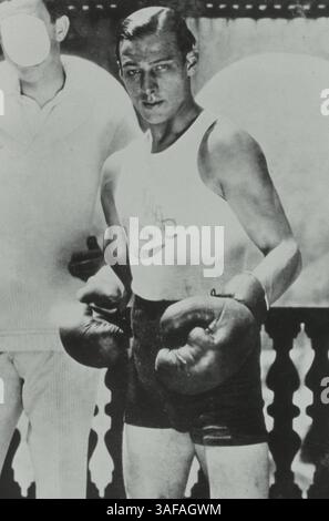 01 juin 1925 ; Hollywood, Californie, États-Unis ; 1925, Studio : PARAMOUNT, photo : RUDOLPH VALENTINO, BOXE, SPORT.. (Crédit image : Austral/ZUMAPRESS.com) Banque D'Images