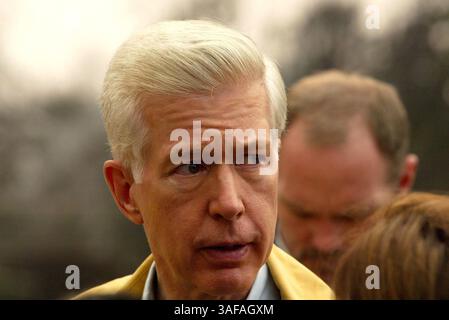 27 octobre 2003 ; San Diego, CA, États-Unis ; le gouverneur californien GRAY DAVIS se montre inquiet lors de la visite du ranch de Scripps où environ 160 maisons ont été perdues. Le plus grand feu de forêt de l'histoire de la Californie fait rage. De nombreux incendies provoqués par un incendie criminel. Plus de 20 morts, 2 500 maisons perdues. Le feu s'étend sur 800 000 acres (1 000 miles carrés), la taille du Rhode Island. Les flammes séparées sont dispersées le long d'un arc de cercle allant de la banlieue sud de la Californie au nord-ouest de Los Angeles à Ensenada, au Mexique. . (Crédit image : Tom Theobald/ZUMAPRESS.com) Banque D'Images
