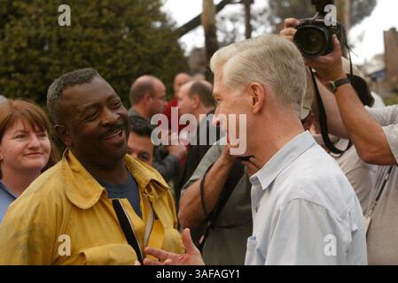 27 octobre 2003 ; San Diego, CA, États-Unis ; le gouverneur de Californie GRAY DAVIS (d) s'entretient avec (l) le pompier de San Diego City THOMAS WHITE après une visite de Scripps Ranch où environ 160 maisons ont été perdues. Le plus grand feu de forêt de l'histoire de la Californie fait rage. De nombreux incendies provoqués par un incendie criminel. Plus de 20 morts, 2 500 maisons perdues. Le feu s'étend sur 800 000 acres (1 000 miles carrés), la taille du Rhode Island. Les flammes séparées sont dispersées le long d'un arc de cercle allant de la banlieue sud de la Californie au nord-ouest de Los Angeles à Ensenada, au Mexique. . (Crédit image : Tom Theobald/ZUMAPRESS.com) Banque D'Images