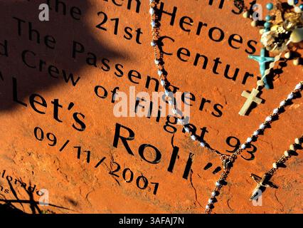 Mettez un résumé de l'activité ici. -- histoire sur la façon dont le crash de Flt. 93 le 9/11/01 a effectué la ville de Shanksville, Pa. -- Photo2 - perles de Rosaire et crucifix sont amomg les près de 10 000 objets que les visiteurs laissent au mémorial temporaire pour le vol 93 de United Airlines près de Shanksville, Pennsylvanie. Des bénévoles du Somerset County Historical Center rassemblent, nettoient et entreposent les objets pour une utilisation éventuelle dans un mémorial permanent. (Crédit image : St Petersburg Times/ZUMAPRESS.com) Banque D'Images