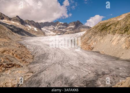 Le glacier de Rhône, source de la rivière Rhône et l'un des principaux contributeurs au lac Léman dans l'extrême-est de la Suisse se termine, canton du Valais. Banque D'Images