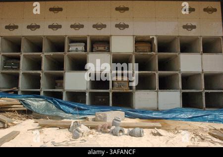 LÉGENDE : (03/09/2005, Biloxi, Miss.) Le mausolée de Southern Memorial Gardens à Biloxi, Miss., a été déchiré et les restes de ceux qui étaient enterrés éparpillés à travers la ville côtière par la puissante onde de tempête de l'ouragan Katrina. Le propriétaire du cimetière (crédit image : St Petersburg Times/ZUMAPRESS.com) Banque D'Images