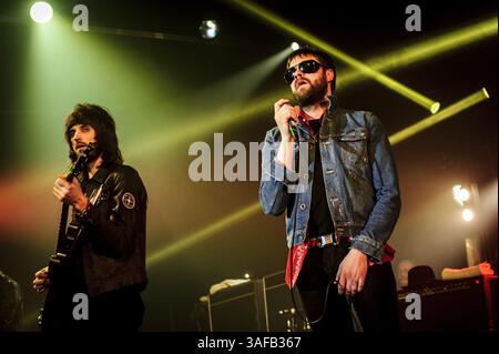 29 mars 2012 - Toronto, Ontario, Canada - le groupe de rock anglais Kasabian live show à guichets fermés à Kool Hous, Toronto. En image - guitariste SERGIO PIZZORNO et chanteur TOM MEIGHAN (crédit image : © Igor Vidyashev/ZUMAPRESS.com) Banque D'Images