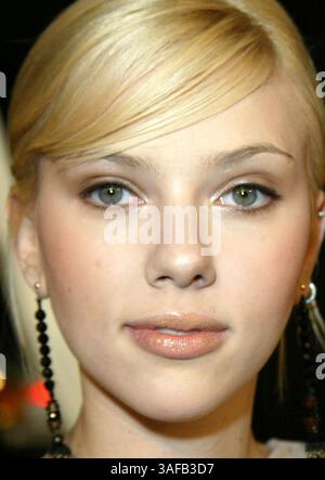 10 décembre 2003 ; Beverly Hills, CA, États-Unis ; SCARLETT JOHANSSON assistant à la première de 'Girl With A Pearl Earring' tenue à l'Academy of Motion Pictures Arts & Sciences à Beverly Hills. (Crédit image : Glenn Weiner/ZUMAPRESS.com) Banque D'Images