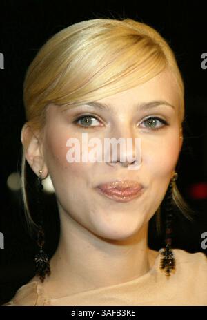 10 décembre 2003 ; Beverly Hills, CA, États-Unis ; SCARLETT JOHANSSON assistant à la première de 'Girl With A Pearl Earring' tenue à l'Academy of Motion Pictures Arts & Sciences à Beverly Hills. (Crédit image : Glenn Weiner/ZUMAPRESS.com) Banque D'Images