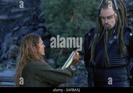 01 mai 2000 ; Hollywood, Californie, États-Unis ; les acteurs BARRY PEPPER : Jonnie Goodboy Tyler & JOHN TRAVOLTA : Terl dans le film d'action 'Battlefield Earth' réalisé par Roger Christian.. (Image de crédit : ZUMA Press/ZUMAPRESS.com) Banque D'Images