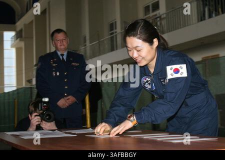 Avril 08, 2008 - Moscou, Russie - Yi SO-YEON est devenue la première femme sud-coréenne à exploser en orbite alors qu'elle se rendait à une mission de recherche sur la Station spatiale internationale le 8 avril 2008. Jusqu'au mois dernier, Yi était l'astronaute de renfort pour la mission, avant que l'astronaute Ko San ne soit dépouillé de son statut de premier en ligne dans une controverse sur les règlements de sécurité. SUR LA PHOTO : L'astronaute sud-coréen Yi SO YEON, âgé de 29 ans, se prépare à partir pour la première fois en mission de 10 jours avec l'équipage de 3 membres de la 17ème expédition à la Station spatiale internationale lors des entraînements complexes dans Star CIT Banque D'Images