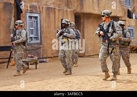 26 avril 2012 - Fort Bliss, Texas, États-Unis - les soldats affectés à Charlie Company, 4e bataillon, 17e régiment d'infanterie Buffaloes, 1re brigade de combat « Ready First », 1re division blindée, tirent la sécurité lors d'un exercice d'entraînement de situation à Kamal Jabour, un village afghan simulé situé à Fort Bliss, Texas. (Crédit image : © Joseph Wilbanks/U.S. Army/ZUMAPRESS.com) Banque D'Images