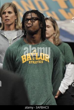 Dimanche 1 avril 2012 Denver, CO. Baylor's RG3 (Robert Griffin 3), vainqueur du Trophée Heisman, regarde depuis les tribunes de la 2e moitié des demi-finales du championnat de basket-ball féminin NCAA 2012 Stanford vs Baylor au Pepsi Center de Denver, dans LE COLORADO. Baylor a gagné 59-47. Bill Shettle / Cal Sport Media. (Crédit image : © Bill Shettle/Cal Sport Media/ZUMAPRESS.com) Banque D'Images
