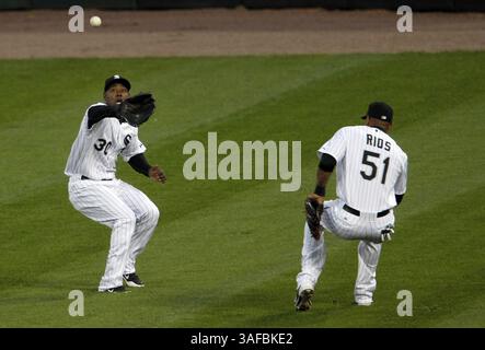 May 14, 2012 - Chicago, il, USA - à gauche, Chicago White Sox Center Fielder Alejandro de AZA (30) fait une prise sur la mouche sacrifice par Detroit Tigers Catcher Gerald Laird (9) lors de la troisième manche de leur match au U. S. Cellular Field à Chicago, Illinois, le lundi 14 mai 2012. (Crédit image : © Nuccio Dinuzzo/Chicago Tribune/MCT/ZUMAPRESS.com) Banque D'Images