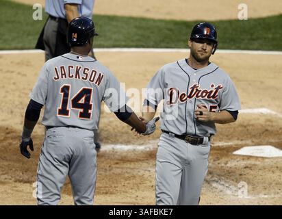 14 mai 2012 - Chicago, il, États-Unis - à droite, le deuxième joueur des Detroit Tigers Ryan Raburn (25) marque sur une mouche sacrifiée par le receveur des Detroit Tigers Gerald Laird (9) lors de la troisième manche de leur match contre les Chicago White Sox au U. S. Cellular Field à Chicago, Illinois, le lundi 14 mai 2012. (Crédit image : © Nuccio Dinuzzo/Chicago Tribune/MCT/ZUMAPRESS.com) Banque D'Images