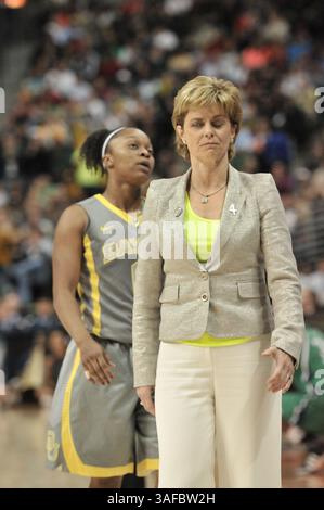 Mardi 3 avril 2012 Denver, CO. La garde des Baylor Lady Bears Odyssey Sims #0 se dirige vers l'entraîneur-chef des Baylor Lady Bears Kim Mulkey après s'être faufilée dans la 2e moitié du match de championnat du championnat de basket-ball féminin de la NCAA 2012 notre Dame vs Baylor au Pepsi Center à Denver, dans LE COLORADO. Baylor a battu notre Dame 80-61 et est devenu pour la deuxième fois champion de la NCAA. Bill Shettle / Cal Sport Media. (Crédit image : © Bill Shettle/Cal Sport Media/ZUMAPRESS.com) Banque D'Images