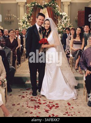22 avril 2001 ; Hollywood, Californie, États-Unis ; les cloches de mariage sonnent alors que Monica Gellar (COURTENEY COX ARQUETTE) et Chandler Bing (MATTHEW PERRY) se marient dans une finale de saison d'une heure le 17 mai sur 'Friends.'. (Image de crédit : ZUMA Press/ZUMAPRESS.com) Banque D'Images