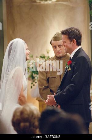 22 avril 2001 ; Hollywood, Californie, États-Unis ; les cloches de mariage sonnent pour Monica Gellar (COURTENEY COX ARQUETTE) et Chandler Bing (MATTHEW PERRY) (R) alors que Joey Tribbiani (MATT LeBlanc) officie dans une finale de saison d'une heure le 17 mai sur 'Friends'. (Image de crédit : ZUMA Press/ZUMAPRESS.com) Banque D'Images