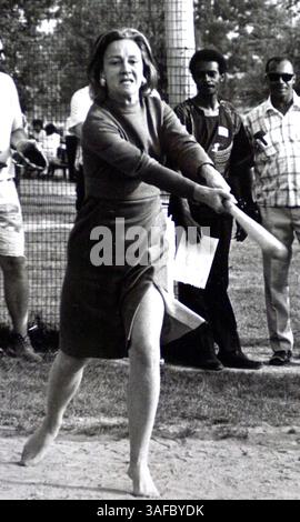 17 juillet 2001 ; Washington, DC, États-Unis ; photo de dossier 1971 : KATHERINE GRAHAM est décédée le mardi 17 juillet 2001, vue jouer au softball lors d'un pique-nique de marchands de circulation en 1971. Graham dirigea habilement le Washington Post à travers le tumulte des Pentagon Papers et du Watergate et le fit devenir une force majeure du journalisme américain. Elle avait 84 ans.. (Image de crédit : ZUMA Press/ZUMAPRESS.com) Banque D'Images