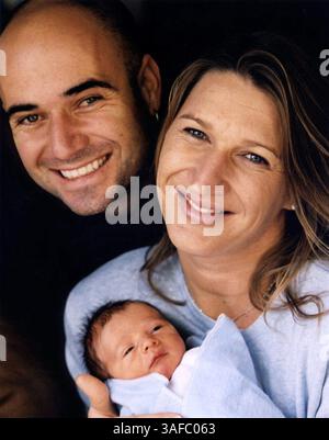 27 octobre 2001 ; Las Vegas, Nevada, États-Unis ; ANDRE AGASSI et STEFFI GRAF avec leur nouveau fils, JADEN GIL. Pesant 5 lb, 7 oz, il est né tôt vendredi @ Valley Hospital. Le couple, qui s'est marié lors d'une cérémonie privée le 22 octobre, a commencé à sortir ensemble après que chacun a remporté l'Open de France en 1999. (Image de crédit : ZUMA Press/ZUMAPRESS.com) Banque D'Images