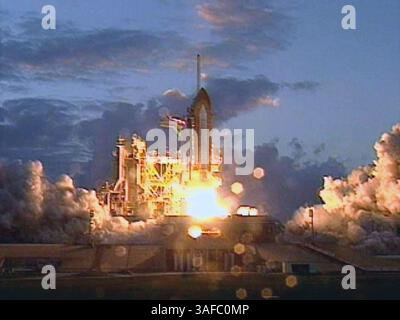 05 décembre 2001 ; Cape Canaveral., FL, États-Unis ; la navette spatiale Endeavour décolle du Kennedy Space Center en mission de transporter un équipage frais vers la Station spatiale internationale. (Image de crédit : ZUMA Press/ZUMAPRESS.com) Banque D'Images