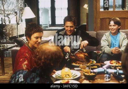 04 janv. 2002 ; Hollywood, Californie, États-Unis ; (de gauche à droite) L'actrice TONI COLLETTE dans le rôle de Fiona, l'acteur HUGH GRANT dans le rôle de Will et NICHOLAS HOULT dans le rôle de Marcus dans la comédie-drame 'About a Boy' réalisé par Chris et Paul Weitz. (Image de crédit : ZUMA Press/ZUMAPRESS.com) Banque D'Images