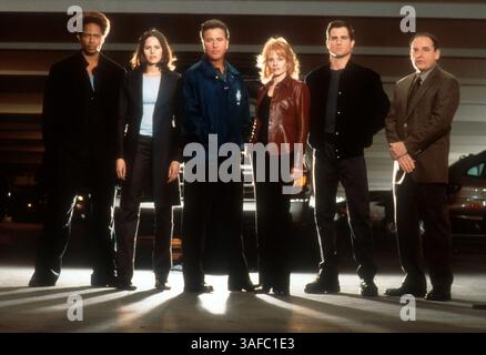28 décembre 2001 ; Hollywood, CA, États-Unis ; acteurs (G-d) : GARY DOURDAN, JORJA FOX, WILLIAM PETERSEN, MARG HELGENBERGER, GEORGE EADS & PAUL GUILFOYLE dans 'CSI : crime Scene investigation', nominé pour un Golden Globe pour 'meilleure série télévisée / drame.' (Image de crédit : ZUMA Press/ZUMAPRESS.com) Banque D'Images