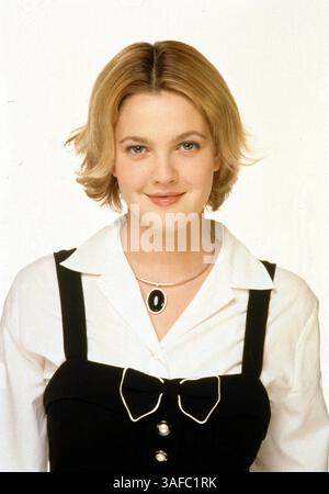 02 février 2002 ; Hollywood, CA, États-Unis ; L'actrice A DESSINÉ des stars DE BARRYMORE dans le rôle de Julia 'Jules' Sullivan dans 'The Wedding Singer.'. (Image de crédit : ZUMA Press/ZUMAPRESS.com) Banque D'Images