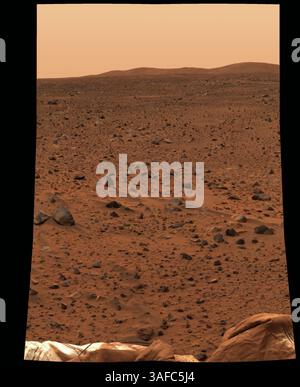 19 janvier 2004 ; Edwards, CA, États-Unis ; Rocks : Windows to History of mars-2-cette image en pleine résolution prise par la caméra panoramique à bord du Rover d'exploration de mars Spirit avant qu'il ne roule de l'atterrisseur montre la surface rocheuse de mars. Les scientifiques sont impatients de commencer à examiner les roches parce que, contrairement au sol, ces « petites capsules temporelles » contiennent des souvenirs des processus anciens qui les ont formées. Les airbags dégonflés de l'atterrisseur sont visibles au premier plan. Les données des filtres rouge, vert et bleu de la caméra ont été combinées pour créer cette image en couleurs réelles. (Image de crédit : ZUMA Press/ZUMAPRESS.com) Banque D'Images