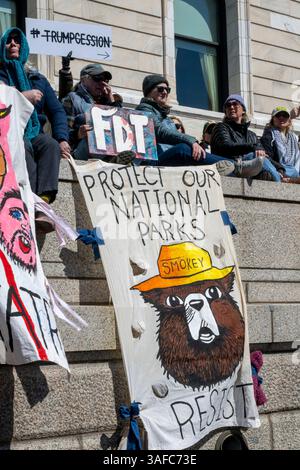 Paul, Minnesota. 4-5-25. Rallye mains libres. La manifestation sur le président annule de nouvelles politiques après son retour au pouvoir. Banque D'Images