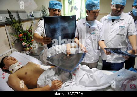 05 août 2008 - Kashi, Xinjiang, Chine - Li Xiaoping, une policière blessée dans l'attaque terroriste, reçoit des soins médicaux à l'hôpital populaire de la préfecture de Kashi dans la ville de Kashi, dans la région autonome ouïgur du Xinjiang, au nord-ouest de la Chine, le 5 août 2008. Seize policiers ont été tués et 16 autres blessés dans une attaque terroriste devant la porte de la division de la police frontalière de Kashi lundi, selon un responsable local. Les 16 blessés ont été soignés à l'hôpital populaire de la préfecture de Kashi. Quatre d'entre eux étaient dans l'unité de soins intensifs de l'hôpital, tandis que les 12 autres étaient hors de danger (crédit image : ZUMA Press Banque D'Images