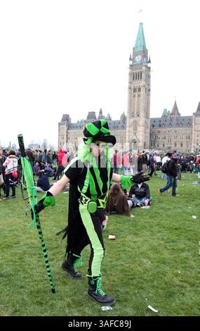 Le 20 avril 2012 - Ottawa, Ontario, Canada - Un homme de mauvaise herbe frappe une pose lors d'une marche appelant à la dépénalisation de la marijuana ou mouvement 4 :20 le 20 avril 2012 sur la colline du Parlement à Ottawa (image crédit : © Kamal Sellehuddin/ZUMAPRESS.com) Banque D'Images