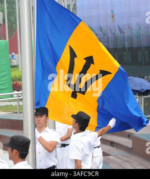 06 août 2008 - Pékin, Chine - le drapeau national de la Barbade est hissé lors de la cérémonie de levée du drapeau au village olympique de Pékin (image crédit : ZUMA Press/ZUMAPRESS.com) Banque D'Images