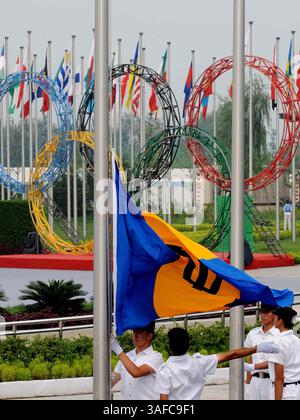 06 août 2008 - Pékin, Chine - le drapeau national de la Barbade est hissé lors de la cérémonie de levée du drapeau au village olympique de Pékin (image crédit : ZUMA Press/ZUMAPRESS.com) Banque D'Images