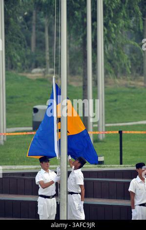 06 août 2008 - Pékin, Chine - le drapeau national de la Barbade est hissé lors de la cérémonie de levée du drapeau au village olympique de Pékin (image crédit : ZUMA Press/ZUMAPRESS.com) Banque D'Images