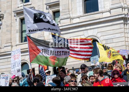Paul, Minnesota. 4-5-25. Rallye mains libres. La manifestation sur le président annule de nouvelles politiques après son retour au pouvoir. Banque D'Images