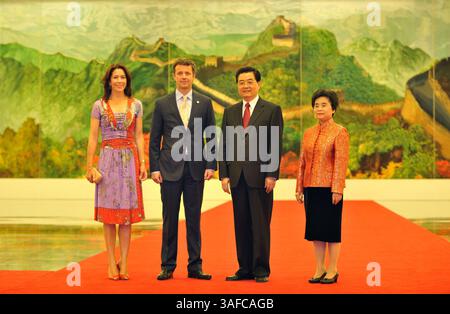 08 août 2008 - Pékin, Chine - le président chinois HU JINTAO (2ème R) et son épouse LIU YONGQING (1er R) posent pour des photos avec le prince héritier danois FREDERIK ANDRE HENRIK CHRISTIAN (image crédit : ZUMA Press/ZUMAPRESS.com) Banque D'Images