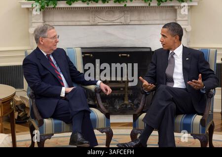 04 août 2010 - Washington, District of Columbia, États-Unis - le président BARACK OBAMA rencontre le chef de la minorité sénatoriale Sen. MITCH MCCONNELL, R-Ky., dans le bureau ovale (image de crédit : ZUMA Press/ZUMAPRESS.com) Banque D'Images