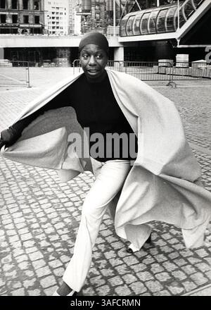 21 avril 2003 ; Paris, FRANCE ; photo de dossier : (mars, 1977) ; NINA SIMONE, la légendaire chanteuse américaine de jazz et blues, est décédée à l'âge de 70 ans chez elle dans le sud de la France. SIMONE était l'une des dernières divas du jazz et était considérée comme l'un des meilleurs auteurs-compositeurs et musiciens de son époque. . (Image de crédit : Keystone Canada/ZUMAPRESS.com) Banque D'Images