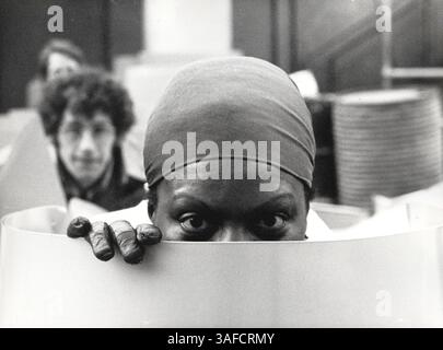 21 avril 2003 ; Paris, FRANCE ; photo de dossier : (mars, 1977) ; NINA SIMONE, la légendaire chanteuse américaine de jazz et blues, est décédée à l'âge de 70 ans chez elle dans le sud de la France. SIMONE était l'une des dernières divas du jazz et était considérée comme l'un des meilleurs auteurs-compositeurs et musiciens de son époque. . (Image de crédit : Keystone Canada/ZUMAPRESS.com) Banque D'Images