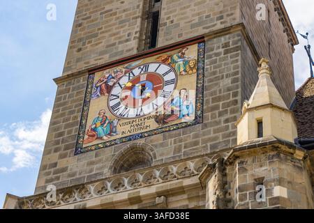 Brasov, Roumanie. La tour de l'horloge saxonne à l'extérieur de l'église noire (Biserica Neagra), une église gothique du XVe siècle en noir et blanc. Banque D'Images