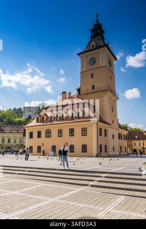 Brasov, Roumanie. Place du Conseil, avec Casa Sfatului - Maison du Conseil, ancien hôtel de ville sur la vieille partie de la ville de Brasov, Transylvanie. Banque D'Images